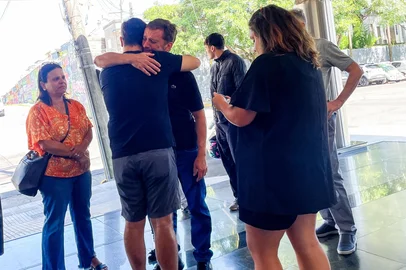 Os corpos estão sendo velados na Capela A do Memorial São José, em Caxias, onde Roselia morava com os filhos e o companheiro Marciano Tomazi.A filha, Clara Klassen Tomazi, 16, permanece no Hospital Santa Luzia, em Capão da Canoa, com quadro de saúde estável. <!-- NICAID(15962260) -->