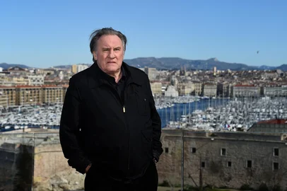 (FILES) French actor Gerard Depardieu poses during a photocall for the second season of the French TV show "Marseille" broadcasted and co-produced by US streaming video giant Netflix, on February 18, 2018 in Marseille, southern France. Gerard Depardieu has been under investigation since February 2024 for aggravated tax fraud and money laundering, suspected of having fictitiously established residence in Belgium from 2013, according to sources close to the case and judicial sources, confirming information from Mediapart. Searches and hearings took place in mid-February 2025 in France and Belgium as part of this investigation. (Photo by ANNE-CHRISTINE POUJOULAT / AFP)Editoria: ACELocal: MarseilleIndexador: ANNE-CHRISTINE POUJOULATSecao: cinemaFonte: AFPFotógrafo: STF<!-- NICAID(15982681) -->