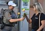 Mulheres recebem flores no centro de Passo Fundo
