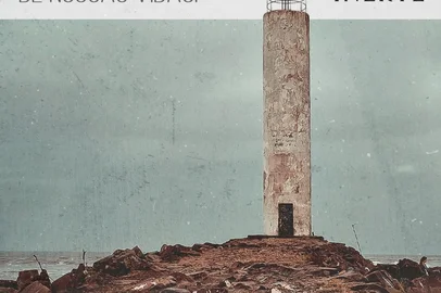 O Último Ano de Nossas Vidas é uma canção sobre saudade, despedida e as marcas silenciosas deixadas por quem parte. Composta pelo guitarrista Maurício, a música transforma ausência em atmosfera, equilibrando peso e sensibilidade em uma construção emocional crescente.<!-- NICAID(16201022) -->