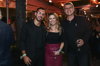 Iniciativa que já se tornou uma tradição conectada ao South Summit Brazil, a confraternização oferecida pelo Grupo RBS reuniu autoridades, speakers, empreendedores, executivos e comunicadores, na noite de quinta-feira (26), em Porto Alegre. Na foto, Wagner Lopes, country manager do South Summit Brazil; Patrícia Fraga, CEO da RBS; José Renato Hopf, presidente do South Summit Brazil. Foto: Lisiane Appel/Divulgação<!-- NICAID(16253550) -->