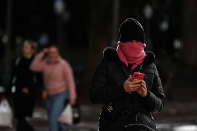 PORTO ALEGRE, RS, BRASIL - 24-06-2025 - FRENTE FRIA. Início de inverno chega com onda de frio no Rio Grande do Sul. Em Porto Alegre, os termômetros marcaram 4 graus na madrugada. Foto: Duda Fortes/Agência RBS<!-- NICAID(16066015) -->