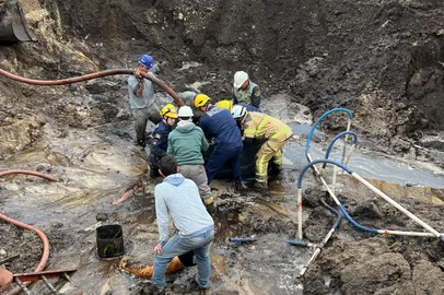 Trabalhador fica soterrado em obra em condomínio em Capão da Canoa, no Litoral Norte. Bombeiros fazem trabalho de retirada<!-- NICAID(16367242) -->