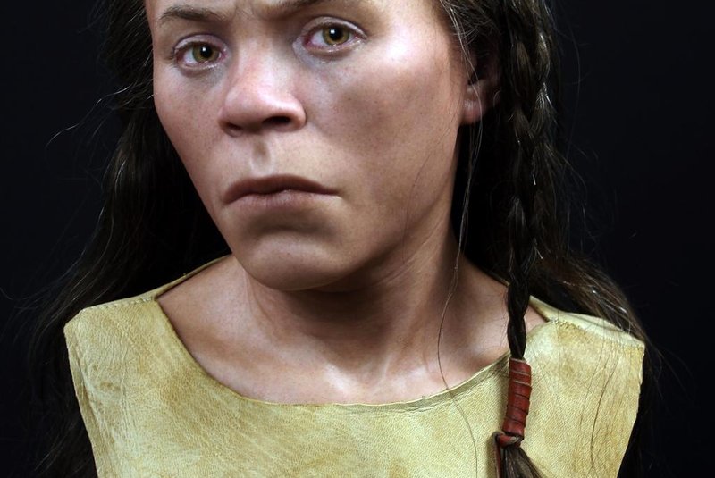 Reconstrução de crânio de 4 mil anos é realizada na EscóciaEm 1997, durante extrações em uma pedreira na Escócia, conhecida como Upper Largie, um esqueleto foi encontrado enterrado, agachado em sua sepultura. Agora, um grupo de pesquisadores fez uma reconstrução facial do indivíduo que data da Idade do Bronze.Após ser descoberto, o esqueleto passou por uma análise óssea e dentária que revelou que os restos mortais pertenciam a uma jovem de cerca de 20 anos que passou por períodos de doença e desnutrição. A datação de radiocarbono revelou que ela teria vivido entre 1500 a 2200 a.C., no início da Idade do Bronze. Além disso, análises de diferentes tipos de isótopos no esqueleto, como oxigênio e estrôncio, revelaram que ela teria vivido sua vida na Escócia.(Olhar Digital)FOTO: O.D.NILSSON,  DIVULGAÇÃO<!-- NICAID(15555115) -->