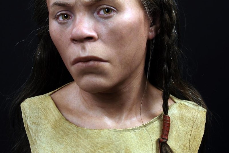 Reconstrução de crânio de 4 mil anos é realizada na EscóciaEm 1997, durante extrações em uma pedreira na Escócia, conhecida como Upper Largie, um esqueleto foi encontrado enterrado, agachado em sua sepultura. Agora, um grupo de pesquisadores fez uma reconstrução facial do indivíduo que data da Idade do Bronze.Após ser descoberto, o esqueleto passou por uma análise óssea e dentária que revelou que os restos mortais pertenciam a uma jovem de cerca de 20 anos que passou por períodos de doença e desnutrição. A datação de radiocarbono revelou que ela teria vivido entre 1500 a 2200 a.C., no início da Idade do Bronze. Além disso, análises de diferentes tipos de isótopos no esqueleto, como oxigênio e estrôncio, revelaram que ela teria vivido sua vida na Escócia.(Olhar Digital)FOTO: O.D.NILSSON,  DIVULGAÇÃO<!-- NICAID(15555115) -->