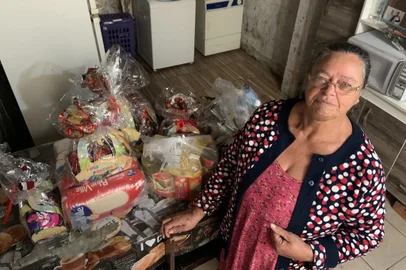 Noeli Maria Silva dos Passos, 69 anos, moradora da Vila Cruzeiro, zona sul de Porto Alegre, avó que cuida dos 7 netos e ganhou surpresa de Páscoa em corrente do bem.<!-- NICAID(15069249) -->