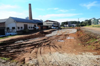 CAXIAS DO SUL, RS, BRASIL, 24/06/2023. A partir desta segunda-feira (26), e se o tempo permitir, a Secretaria de Obras e Serviços e Serviços Públicos (SMOSP) e o Serviço Autônomo de Água e Esgoto (Samae) realizarão a escavação da Rua Nilceu de Melo Catarina para serviços de drenagem. (Porthus Junior/Agência RBS)<!-- NICAID(15465351) -->