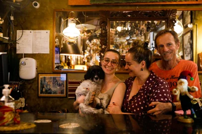 PORTO ALEGRE, RS, BRASIL, 09.03.2023: Antiquario localizado na Av. Joao Pessoa, O Relicario, conta com um café aberto ao publico. Foto: Camila Hermes/Agencia RBS<!-- NICAID(15375489) -->