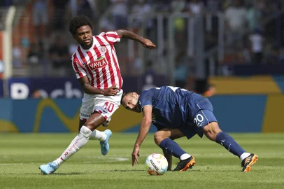 firo : 07/23/2022, football, 1st league, 1st Bundesliga, season 2022/2023, test match, VfL Bochum 1848 - Antalyasporfiro : July 23rd, 2022, football, 1st league, 1st Bundesliga, season 2022/2023, test match, VfL Bochum 1848 - Antalyaspor 6: 2 LUIZ ADRIANO, Antalya, left versus Ivan ORDETS (Photo by Ralf Ibing / augenklick/firo Sportphoto / dpa Picture-Alliance via AFP)Editoria: SPOLocal: BochumIndexador: RALF IBINGSecao: sports eventFonte: augenklick/firo SportphotoFotógrafo: OTHER<!-- NICAID(15346344) -->