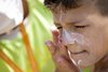 Crianças não descuidaram da proteção na pele, em um sábado ensolarado