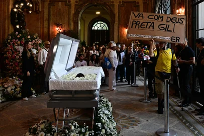 People attend the funeral of Brazilian singer and actress Preta Gil, at Municipal Theater of Rio de Janeiro, Brazil on July 25, 2025. Petra Gil, daughter of musical legend Gilberto Gil, died on July 20 in  New York, US, at the age of 50 after battling cancer. (Photo by Pablo PORCIUNCULA / AFP)<!-- NICAID(16087791) -->