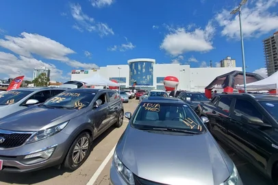Grande Feirão de Automóveis segue neste domingo com mais de 200 carros seminovos em Passo Fundo<!-- NICAID(15996512) -->