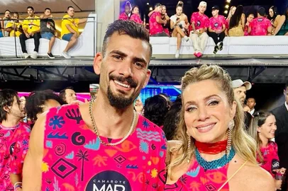 Letícia Spiller flerta com ex-BBB Nizam e web aponta suposto romance<!-- NICAID(15712108) -->