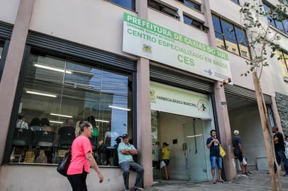 Moradores de Caxias do Sul enfrentam longas filas no CES em busca de atendimento. (Neimar De Cesero/Agência RBS)Indexador: Neimar De Cesero<!-- NICAID(16000539) -->