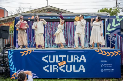 Juniko Bondan / Divulgação Um ônibus-palco estaciona na Rua Coberta de Veranópolis nesta quarta-feira (9) para provar que a cultura ganha força quando ganha as estradas. Das 8h30min às 21h, a parada do projeto Cultura que Circula transforma o lado da Praça XV de Novembro em um ponto de encontro multicultural e gratuito. A agenda reúne desde o teatro do Grupo Ritornelo e a literatura ritmada do caxiense Chiquinho Divilas até o grafite de Eti Black, a dança da Restinga Crew e a música de Clarissa Ferreira. Com feira de economia criativa e cinema ao ar livre ao anoitecer, a iniciativa do Banrisul Cultural com a Fundação Marcopolo celebra a democratização da arte.FOTO: espetáculo "A Gema do Ovo da Ema", com o grupo Ritornelo de Teatro<!-- NICAID(16359409) -->