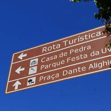 CAXIAS DO SUL, RS, BRASIL, 2018. Pesquisa revela números do turismo em Caxias do Sul. Fotos gerais de placas turísticas na cidade. Na foto, placa indicando pontos turísticos na rua Siinimbú, no bairro São Pelegrino. (Porthus Junior/Junior/Agência RBS)<!-- NICAID(13839300) -->