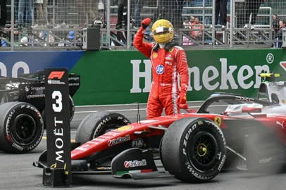 Winner Mercedes' Italian driver Kimi Antonelli (L) and third-placed Ferrari's British driver Lewis Hamilton (R) celebrate after the Formula One Chinese Grand Prix at the Shanghai International Circuit in Shanghai on March 15, 2026. (Photo by HECTOR RETAMAL / AFP)<!-- NICAID(16246062) -->