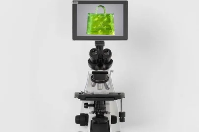 O coletivo artístico de Nova York MSCHF criou uma versão microscópica da bolsa  tote bag OnTheGo, da grife francesa Louis Vitton.<!-- NICAID(15456872) -->