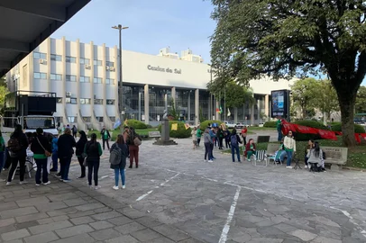 Servidores públicos da prefeitura de Caxias do Sul paralisam atividades nesta sexta-feira (16)<!-- NICAID(16038644) -->