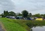 Com medo de saques e acampados às margens da BR-290, moradores das ilhas recebem água e banheiros químicos