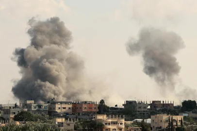 Smoke billows from the Gaza's Rafah border crossing with Egypt during an Israeli airstrike on October 10, 2023. Gaza's border crossing with Egypt, its only one that bypasses Israel, was hit by an Israeli air strike on October 10, 2023 for the second time in 24 hours, witnesses and a rights group said. Witnesses said the strike hit the no-man's land between the Egyptian and Palestinian gates, damaging the hall on the Palestinian side. (Photo by SAID KHATIB / AFP)<!-- NICAID(15565303) -->