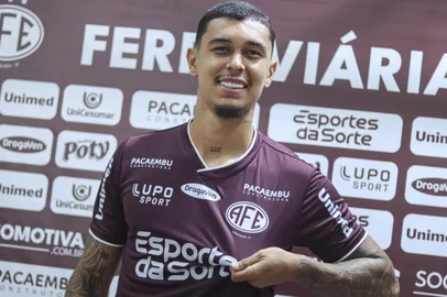 O zagueiro Vitor Mendes, de 26 anos, ex-Juventude, tem novo clube. Após cumprir uma suspensão de 720 dias por envolvimento em um esquema de manipulação de resultados, o jogador foi anunciado, nesta terça-feira (29), na Ferroviária na Série B do Campeonato Brasileiro.<!-- NICAID(16089999) -->
