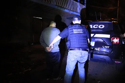 São Leopoldo, RS, BRASIL, 24/04/2025- Terceira fase de investigação contra o tráfico de drogas resulta em 9 prisões preventivas e em buscas em diversos municípios da região metropolitana. DRACO São Leopoldo realiza cumprimentos de ordens judiciais em desfavor de grupo criminosos especializado em venda de drogas cocaína e maconha, através de sistema de tele-entrega. Foto: Ronaldo Bernardi / Agencia RBS<!-- NICAID(16023151) -->