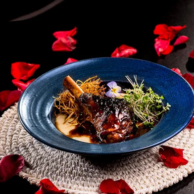 Dica para a noite de segunda, Dia dos Namorados, é o menu especial preparado pelo restaurante Le Bistrot (Alameda Alípio César, 22, bairro Boa Vista).A proposta é uma experiência muito bacana da tradicional gastronomia contemporânea e internacional com um jantar em sequência, trazendo opções diferenciadas de prato principal, tudo assinado pelo chef Guilherme Calgaro.<!-- NICAID(15449113) -->