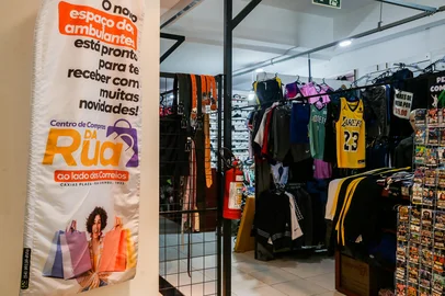 CAXIAS DO SUL, RS, BRASIL, 05/12/2025. Centro de Compras da Rua terá torres de carregamento de celulares, Wi-Fi grátis, bancos para descanso e máquina de café para estimular a permanência de clientes. Equipamentos devem ficar em espaços que foram removidas bancas. Secretário adjunto de Turismo e Desenvolvimento Econômico, Silvio Tieppo. (Neimar De Cesero/Agência RBS)Indexador: Neimar De Cesero<!-- NICAID(16181005) -->