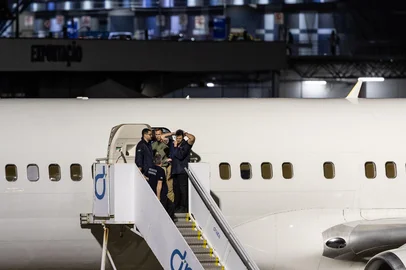 PORTO ALEGRE, RS, BRASIL, 19.08.2025: Avião do governo americano, sem identificação, pousou no aeroporto internacional Salgado Filho, às 17h13. Entre 17h35 e 19h05 funcionários da Receita Federal permaneceram na porta, junto com os supostos americanos. Em torno de 4 pessoas desceram do avião e aguardaram no ônibus da Fraport. Foto: André Ávila/ Agência RBSIndexador: Andre Avila<!-- NICAID(16105425) -->