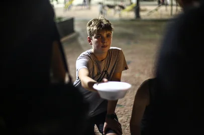PORTO ALEGRE, RS, BRASIL - 2023.03.15 - Leonardo Araújo, 11 anos, decidiu mobilizar a família para doar comida na Praça da Matriz. Desde a pandemia, a ação acontece todas as quartas-feiras. (Foto: ANDRÉ ÁVILA/ Agência RBS)Indexador: Andre Avila<!-- NICAID(15377108) -->