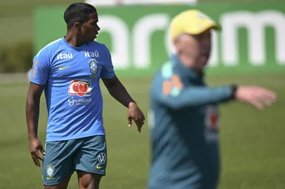 Mauro Pimentel / AFP Brazil's forward Endrick looks on during a training session as part of the team's preparation for its FIFA World Cup football tournament opening match against Morocco at Columbia Park Training Facility in Morristown, New Jersey on June 9, 2026. (Photo by MAURO PIMENTEL / AFP)Editoria: SPOLocal: MorristownIndexador: MAURO PIMENTELSecao: soccerFonte: AFPFotógrafo: STF<!-- NICAID(16306651) -->