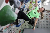 PORTO ALEGRE, RS, BRASIL, 07-07-2025: Donna: Grupo de mulheres se reúne para a prática de escalada indoo. Entre novatas e experientes, o grupo se reúne mensalmente para a prática do esporte que foi estreante na última edição das olimpiadas. Na foto, Luciana Moura, que pratica o esporte nas modalidades indoor e e também em áreas externas.  Foto: Renan Mattos / Agência RBS<!-- NICAID(16076818) -->