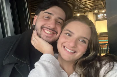 PORTO ALEGRE, RS, BRASIL - 09/10/2025 - Os noivos Gabriel Zanettin e Eduarda Corrêa. A jovem foi soterrada por uma carga de serragem em um acidente evolvendo um caminhão no acesso da freeway à BR-448 (Foto: Arquivo pessoal)<!-- NICAID(16142836) -->