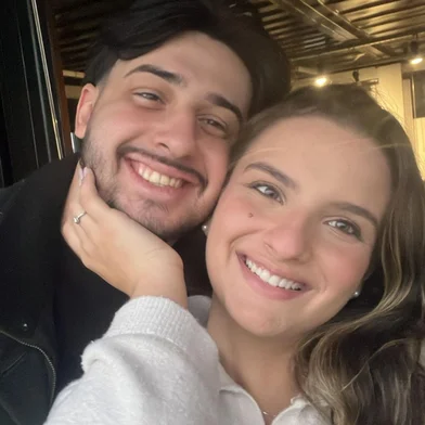 PORTO ALEGRE, RS, BRASIL - 09/10/2025 - Os noivos Gabriel Zanettin e Eduarda Corrêa. A jovem foi soterrada por uma carga de serragem em um acidente evolvendo um caminhão no acesso da freeway à BR-448 (Foto: Arquivo pessoal)<!-- NICAID(16142836) -->