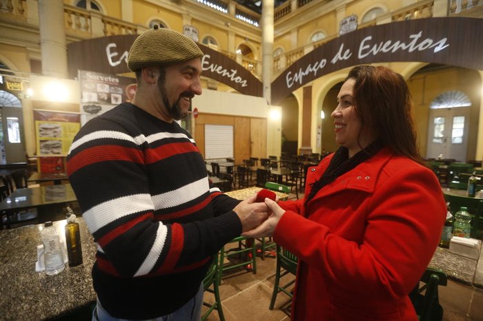 Casal de permissionários do Mercado Público de Porto Alegre