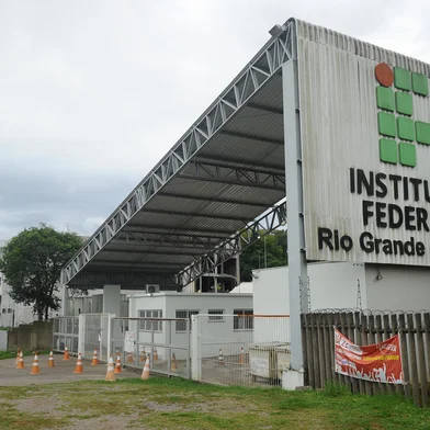 CAXIAS DO SUL, RS, BRASIL, 11/04/2024. + Serra: matéria especial sobre a qualificação de jovens para o mercado de trabalho nos campi do IFRS na Serra gaúcha, e as oportunidades a partir dos cursos técnidos integrados ao ensino médio. Na foto, alunos do IFRS de Caxias do Sul. (Bruno Todeschini/Agência RBS)Indexador: BTK<!-- NICAID(15731852) -->