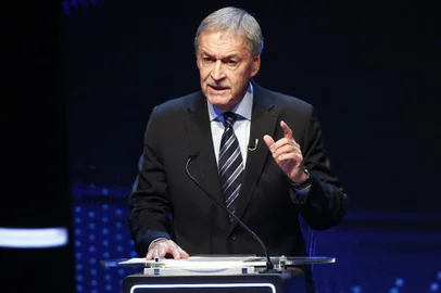 Argentina's presidential candidate for the Hacemos por Nuestro Pais party, Juan Schiaretti, speaks during the presidential debate at the Assembly Hall of the Universidad de Buenos Aires (UBA) Law School, in Buenos Aires on October 8, 2023, ahead of the October 22 presidential election. (Photo by AGUSTIN MARCARIAN / POOL / AFP)Editoria: POLLocal: Buenos AiresIndexador: AGUSTIN MARCARIANSecao: electionFonte: POOLFotógrafo: STR<!-- NICAID(15572309) -->