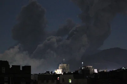 A plume of smoke billows during a US strike on Yemen's Huthi-held capital Sanaa early on March 16, 2025. The first US strikes against Yemen's Huthis since President Donald Trump took office in January killed at least 31 people, the rebels said on March 16, as Washington warned Iran to stop backing the group. (Photo by Mohammed HUWAIS / AFP)<!-- NICAID(15996603) -->