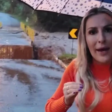 Uma ponte de concreto foi derrubada pela força do Arroio Barramansa, por volta das 7h desta terça-feira (30), no centro de Santa Tereza, na Serra. A estrutura cedeu enquanto a prefeita do município, Gisele Caumo, gravava um vídeo alertando para os impactos da chuva.<!-- NICAID(15749492) -->