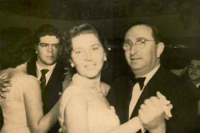 Em 5 de setembro de 1953, um grupo de adolescentes viveu uma noite especial no bairro Bom Fim, em Porto Alegre. O Círculo Social Israelita promoveu o Baile da Pátria para celebrar a Independência do Brasil. Na festa, foram apresentadas à sociedade 34 meninas que completavam 15 anos.Lúbia Scliar Zilberknop dançando.<!-- NICAID(15998611) -->
