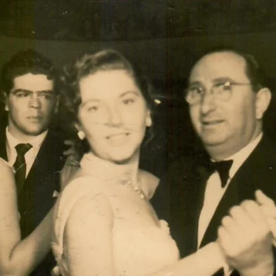 Em 5 de setembro de 1953, um grupo de adolescentes viveu uma noite especial no bairro Bom Fim, em Porto Alegre. O Círculo Social Israelita promoveu o Baile da Pátria para celebrar a Independência do Brasil. Na festa, foram apresentadas à sociedade 34 meninas que completavam 15 anos.Lúbia Scliar Zilberknop dançando.<!-- NICAID(15998611) -->
