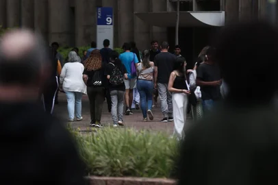 PORTO ALEGRE, RS, BRASIL, 09-11-2025: Candidatos chegam para primeira etapa da prova do Enem no campus da PUCRS. Foto Jonathan Heckler/Agência RBS<!-- NICAID(16163820) -->