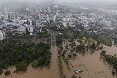 LAJEADO, RS, BRASIL, 29-09-2026: A cidade de Lajeado enfrenta a segunda enchente em apenas uma semana. O Rio Taquari ultrapassou a cota de inundação de 19 metros e atingiu marcas superiores a 20 metros, provocando interdições e nova remoção preventiva de dezenas de famílias para o Parque do Imigrante. A cheia anterior havia ocorrido exatamente uma semana antes, quando o rio atingiu o pico de 24 metros. Foto: Mateus Bruxel/Grupo RBS<!-- NICAID(16375774) -->