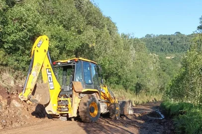 Subprefeituras de Caxias do Sul trabalham na reconstrução de estradas danificadas pela chuva. Na foto, Estrada Municipal Jayme Guilherme Muratore Filho, nas proximidades da Estação de Tratamento de Esgoto Samuara, em São Giácomo.<!-- NICAID(15795886) -->