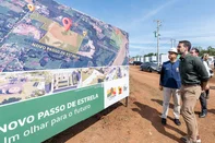 CRUZEIRO DO SUL, RS – 22.04.2025 – O governador Eduardo Leite esteve no Antigo Passo de Estrela para vistoriar as ações de limpeza e pavimentação da área devastada pelas enchentes de 2024. O local, que abrigava cerca de 500 famílias, será transformado em um Parque Memorial. A visita marcou também a ligação simbólica entre o antigo bairro e o Novo Passo de Estrela, onde será construído um bairro planejado, sustentável e resiliente, com investimento total de R$ 69 milhões. Durante a agenda, Leite anunciou novas ações de reconstrução, incluindo a construção de casas definitivas para famílias afetadas.Crédito: Mauricio Tonetto / SecomIndexador: TONETTO<!-- NICAID(16022073) -->