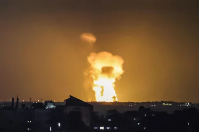 Uma bola de fogo sobe do local de um ataque aéreo israelense em Khan Yunis, no sul da Faixa de Gaza, em 7 de agosto de 2022, pouco antes de um cessar-fogo. - O Exército de Israel disse que estava atacando "uma ampla gama" de alvos militantes palestinos em Gaza depois que um cessar-fogo de 2030 GMT entrou em vigor, respondendo a disparos de foguetes momentos antes. (Foto por MOHAMMED ABED / AFP) / A menção errônea que aparece nos metadados desta foto por MOHAMMED ABED foi modificada nos sistemas AFP da seguinte maneira: [ANTES DE UM CESSAR] em vez de [APÓS O CESSAR]. Por favor, remova imediatamente as menções errôneas de todos os seus serviços online e exclua-as de seus servidores. Se você foi autorizado pela AFP para distribuí-lo (eles) a terceiros, certifique-se de que as mesmas ações sejam realizadas por eles. O não cumprimento imediato dessas instruções acarretará responsabilidade de sua parte por qualquer uso contínuo ou pós-notificação. Portanto, agradecemos muito por toda a sua atenção e ação imediata. Lamentamos a inconveniência que esta notificação possa causar e permanecemos à sua disposição para qualquer informação adicional que você possa precisar.<!-- NICAID(15169040) -->