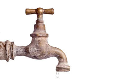 Old and used Vintage faucet with water dropFalta de água; torneira. Foto: esben468635  / stock.adobe.comFonte: 85571557<!-- NICAID(15484357) -->
