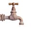 Old and used Vintage faucet with water dropFalta de água; torneira. Foto: esben468635  / stock.adobe.comFonte: 85571557<!-- NICAID(15484357) -->