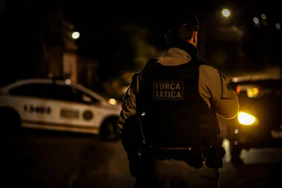 A Brigada Militar prendeu *11 pessoas* nas últimas 24 horas em diferentes ações realizadas em Caxias do Sul e região, como parte do trabalho intensificado de combate à criminalidade.As prisões ocorreram em bairros distintos e envolveram crimes como furto, tráfico de drogas, porte ilegal de arma e cumprimento de mandado judicial.<!-- NICAID(16097756) -->